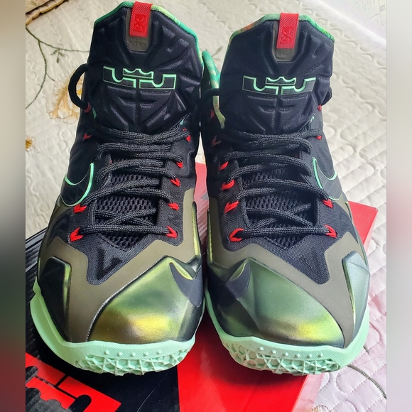 Like New! Nike LeBron XI 11 Kings Pride Parachute Gold sz 9 - Picture 3 of 5
